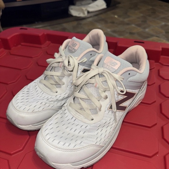 Size 11; New Balance 847 V4 Women's Athletic Walking Shoes - Picture 4 of 14